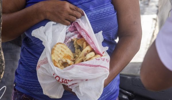 «Cuando el camión llega temprano, puedes sacar cosas buenas»: las familias que buscan comida en la basura como última opción