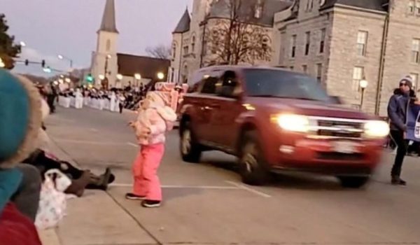 Desfile en Wisconsin: qué se sabe del incidente de la camioneta que embistió un desfile navideño y dejó 5 muertos y casi 50 heridos