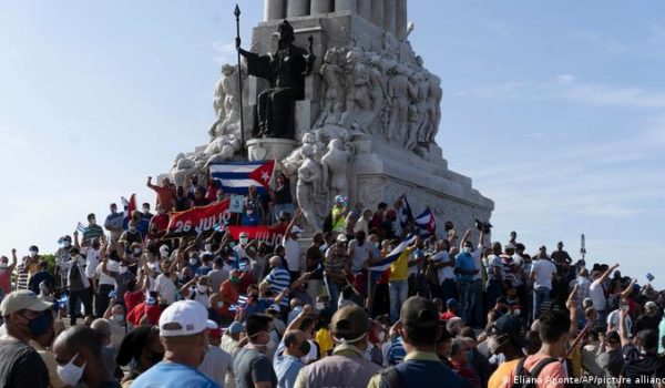 Eurodiputado español de Podemos llama «lacayos» a cubanos que convocan a protesta social para el 15 de noviembre