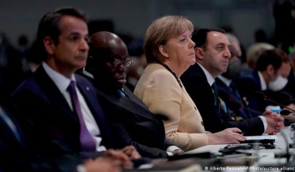 Medios: Angela Merkel pide aplicar restricciones para no vacunados contra el covid