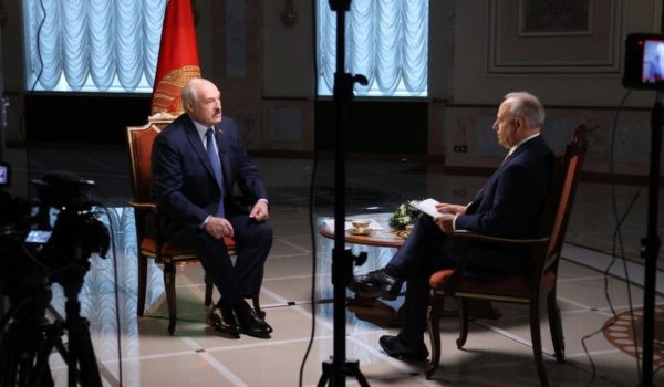 Lukashenko, presidente de Bielorrusia, a la BBC: «Si los migrantes siguen llegando, no los voy a parar. No vienen a mi país, ¡van al suyo!»