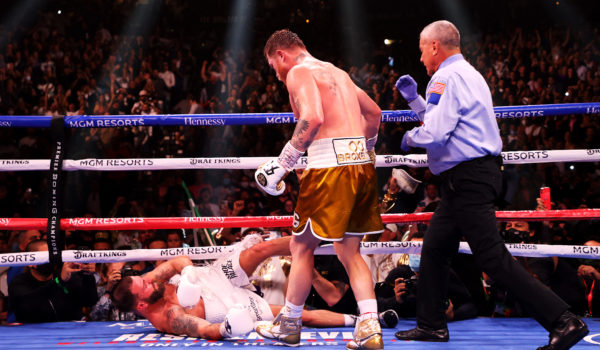 El «Canelo» batalló pero noqueó a Plant para convertirse en campeón unificado