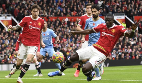 El City vence al United en el derbi y se acerca al liderato en la Premier League