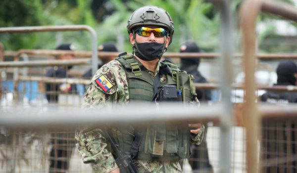 Ecuador: renuncian los jefes de prisiones y de las Fuerzas Armadas por la crisis en el penal del Litoral de Guayaquil