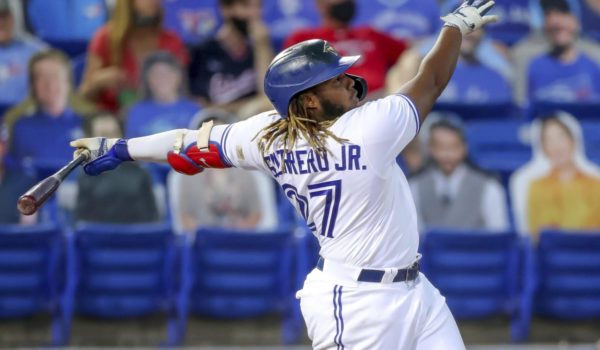 Vladimir Guerrero Jr. y Bryce Harper se adjudican los premios Hank Aaron