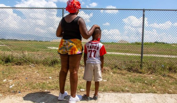 «Los han enviado a un infierno»: los cientos de niños latinoamericanos que Estados Unidos deportó a Haití (aunque no nacieron allí)