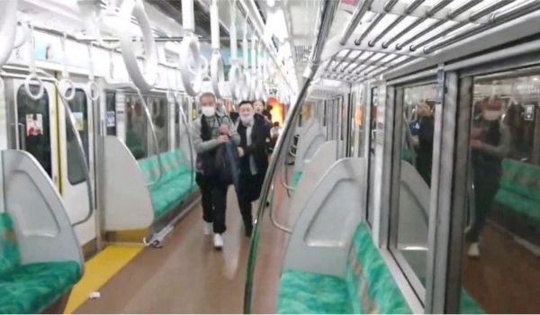 Tokio: el pánico por el ataque de un hombre disfrazado de «Joker» en un tren en la noche de Halloween