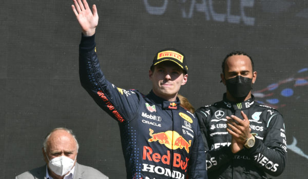 Verstappen se impone a Hamilton en el Gran Premio de México; Checo Pérez llega tercero