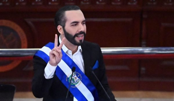 Gobierno de Bukele procesa a dos tuiteros. «Su autoritarismo le ha llevado a cometer violaciones de los derechos humanos», señala analista