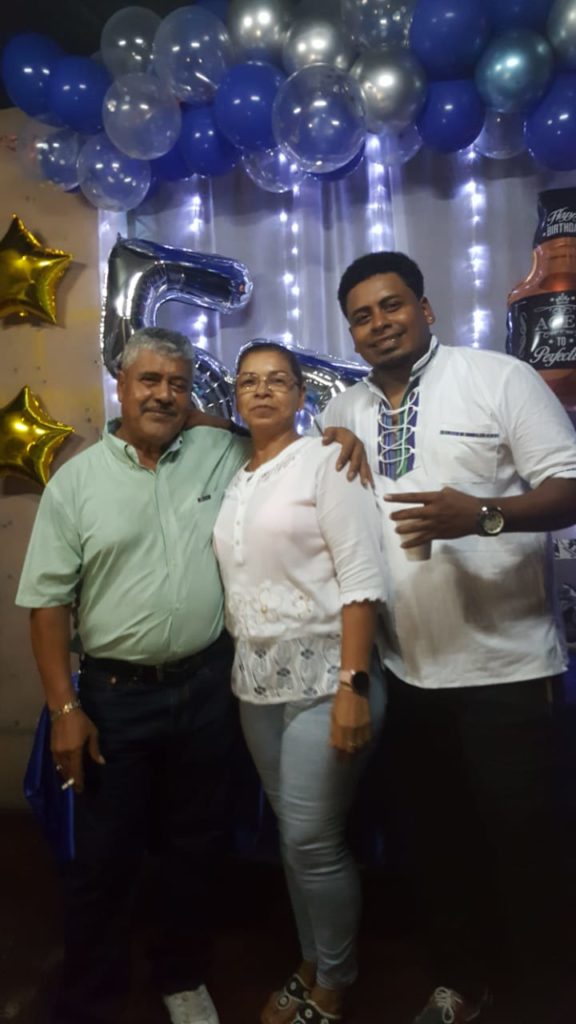 Rigoberto Martínez Ramírez ,tercero de izquierda a derecha juntos a sus padres en el cumpleaño de su papá DEL en agosto del 2020.. LA PRENSA/Cortesía