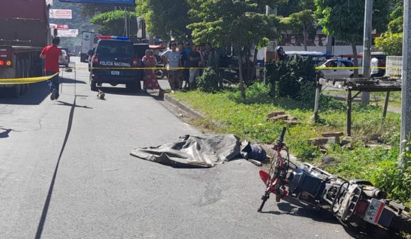 Sobre la vía quedó el cuerpo sin vida del motociclista, José Hernández. LA PRENSA/Cortesía