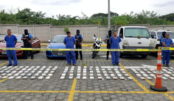 La Policía presentó este viernes la cocaína incautada y a los cuatro detenidos. LA PRENSA./Cortesía
