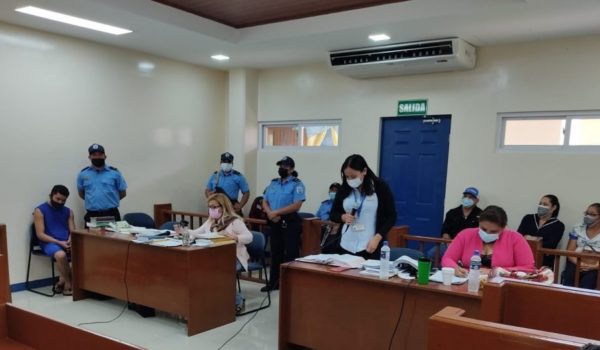 Deybin Gomez Tórrez ( traje azul) se declaró culpable de asesinato agravado y robo con violencia PRENSA/Cortesía