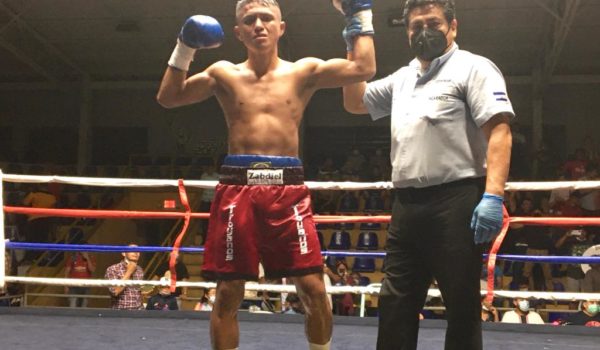 Onofre Ramírez le levanta la mano a Kevin Traña, declarador ganador por descalificación