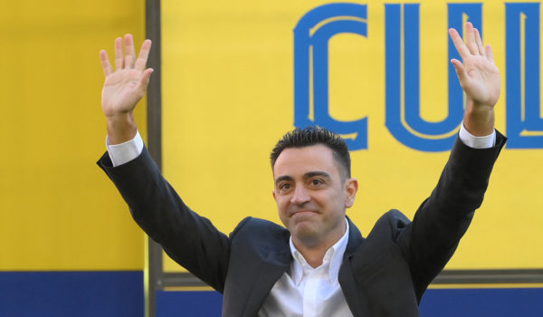 El Barcelona presenta a Xavi como su técnico y los aficionados se ilusionan