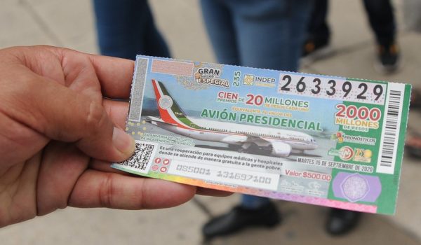 La pesadilla de la escuela que ganó el sorteo del avión presidencial de México