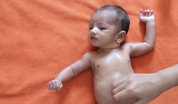 El simple masaje que puede salvar vidas de bebés prematuros