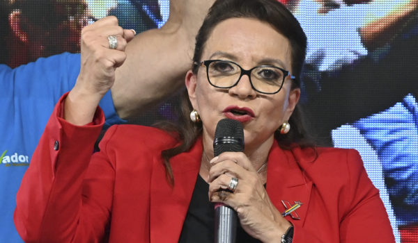 Xiomara Castro anuncia la expulsión de 18 diputados de Libre