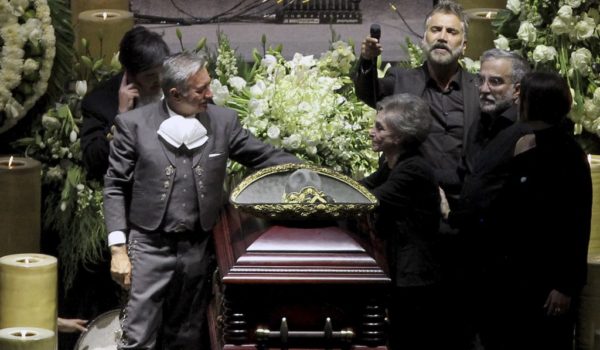 Más de 116,000 personas se despiden de Vicente Fernández