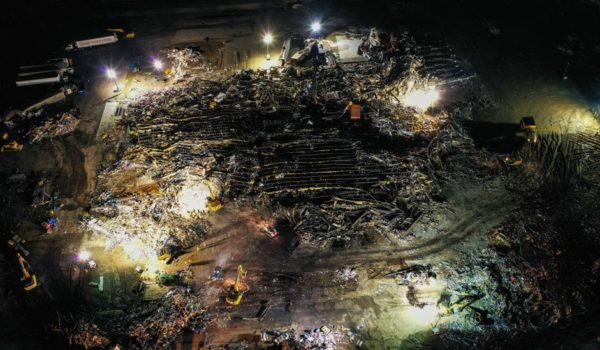 «Estamos atrapados, por favor consigan ayuda»: la desesperación en una fábrica de velas arrasada por los tornados en Kentucky