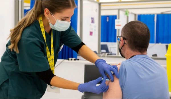 Covid: por qué es importante la tercera dosis contra la contagiosa variante ómicron