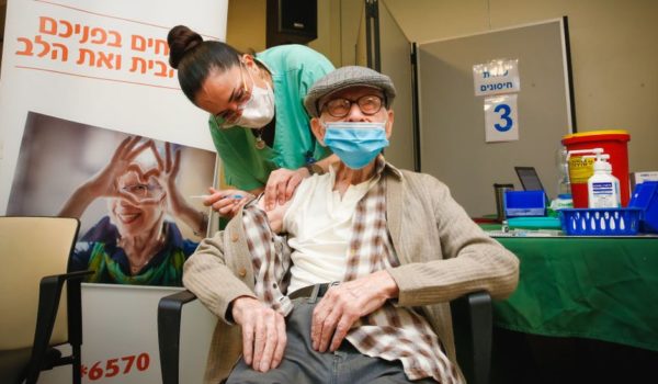 Ómicron: expertos en Israel recomiendan una cuarta dosis de la vacuna