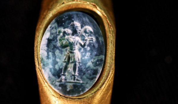 El fascinante hallazgo de un anillo de oro de la época romana con una imagen de Jesucristo como «el buen pastor»