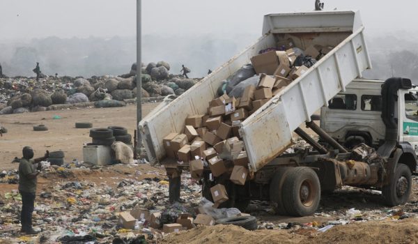Covid: las imágenes que muestran cómo Nigeria destruyó más de un millón de vacunas