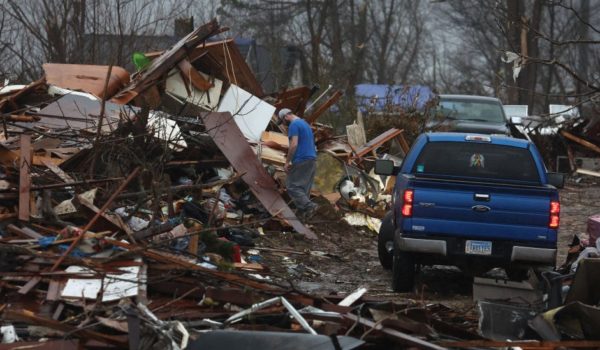 Los bebés que sobrevivieron a un tornado en Kentucky metidos en una tina