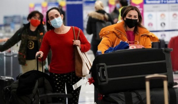 Covid: ómicron obliga a cancelar miles de vuelos en todo el mundo e impide las tradicionales reuniones familiares por Navidad