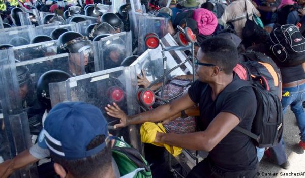 Tras choques con la Policía, caravana migrante entra a Ciudad de México y exige salvoconducto