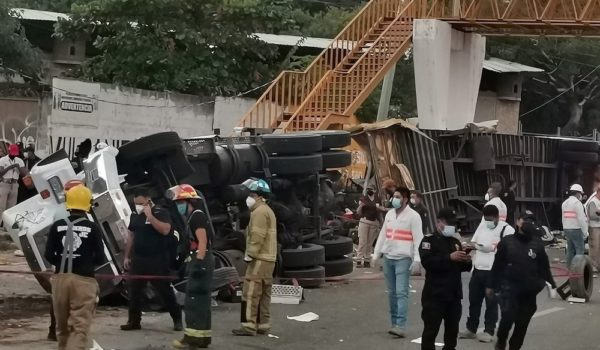 Sobrevivientes narran accidente de tráiler repleto de migrantes, en el cual murieron 55
