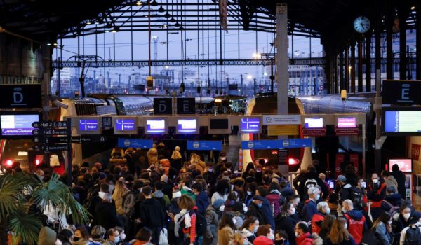 Caos en el transporte aéreo y cifras récord de contagios en Europa por ómicron