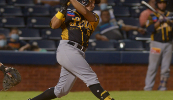 Los Leones alcanzan a los Tigres luego de extender su dominio contra el Bóer