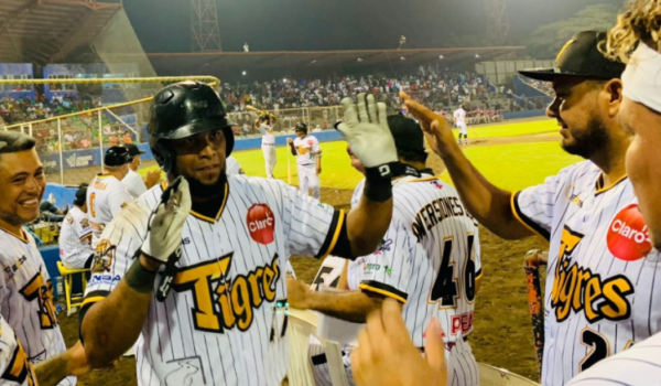 Tigres resisten al acoso de los Indios; Acosta se agigantó y paró en seco al Tren del Norte