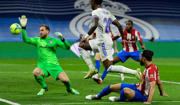 El Real Madrid se impone al Atlético en el derbi y sigue intratable en la liga española