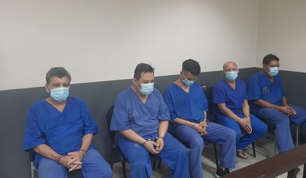 Los cinco miembros del grupo "Los Sanders" el día en que inicio el juicio por asesinato agravado y crimen organizado.. LA PRENSA/Archivo.