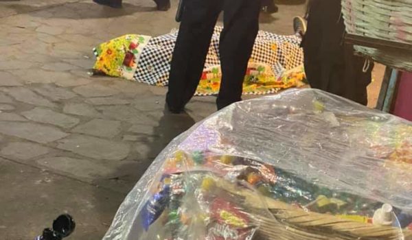 En segundo plano cubierto con una sabana, el cuerpo sin vida de las dos víctimas mortales en la noche de Agüizotes en Masaya. LA PRENSA/ Cortesía.