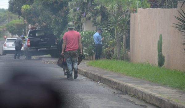Policía asedia vivienda del coordinador cultural de la UCA, denuncia movimiento estudiantil