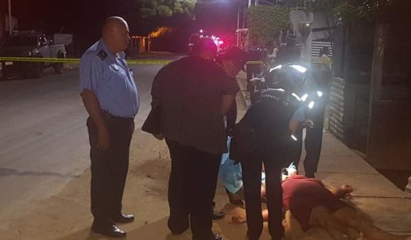 Peritos policiales y personal médico revisan el cuerpo sin vida de Maykeline Grillo Traña. LA PRENSA/Cortesía