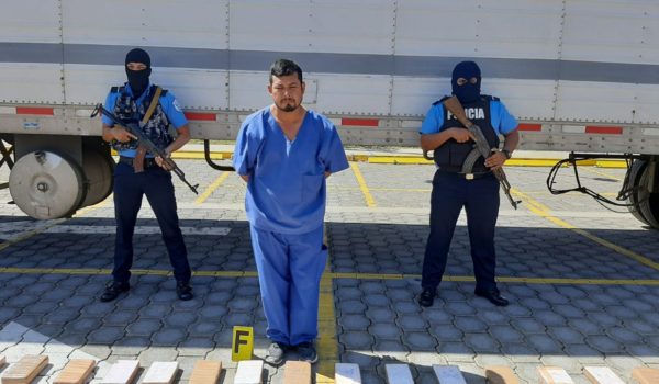 El guatemalteco Eswin Rolando Santos Cordero capturado transportando más de 88 kilos de cocaína. LA PRENSA/Cortesía