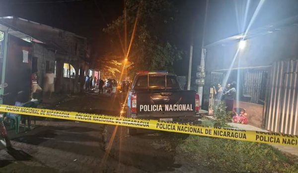 La Policía acordonó el lugar donde se produjo el homicidio de Jonathan Isaac Medina,. LA PRENSA/Cortesía