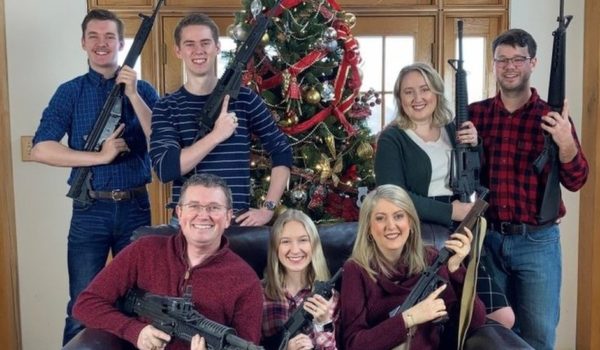 La polémica foto navideña de un congresista republicano de EE.UU. posando con armas a pocos días de un tiroteo en una escuela