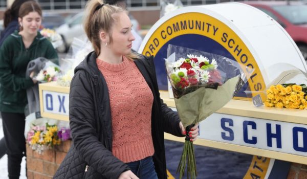 Confirman la cuarta muerte en el tiroteo en una escuela de Michigan y acusan de «terrorismo» al sospechoso de 15 años