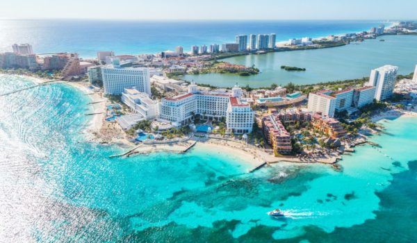 Los «influencers» que hicieron una fiesta en un avión a Cancún y ahora enfrentan una investigación en Canadá