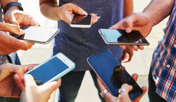 “Nos estamos perdiendo la vida real”: la gente que decide deshacerse de su teléfono inteligente