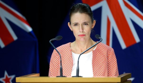 Covid: Jacinda Ardern, la primera ministra de Nueva Zelanda, cancela su boda en medio de un brote de ómicron