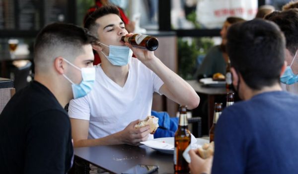 Covid: la OMS dice que ómicron puede significar el fin de la pandemia en Europa