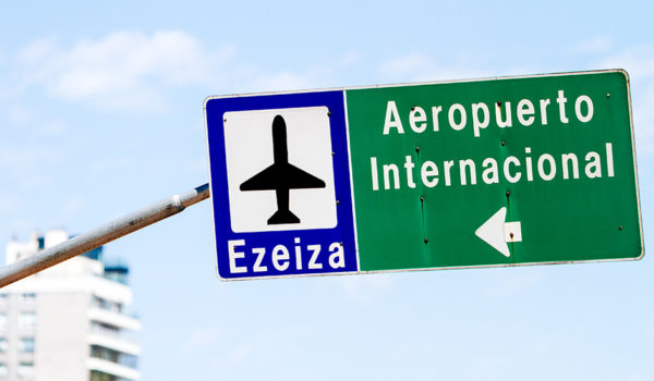 «La única salida es el aeropuerto»: el éxodo de jóvenes profesionales de Argentina