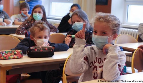 Las escuelas en Francia se rebelan contra el caos de medidas anti COVID
